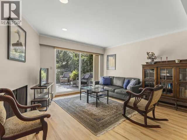 201 2028 W 3RD AVENUE, Vancouver, British Columbia V6J1L5