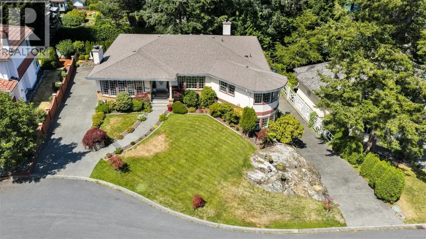 1110 Totem Lane, Saanich, British Columbia V8Y1E8