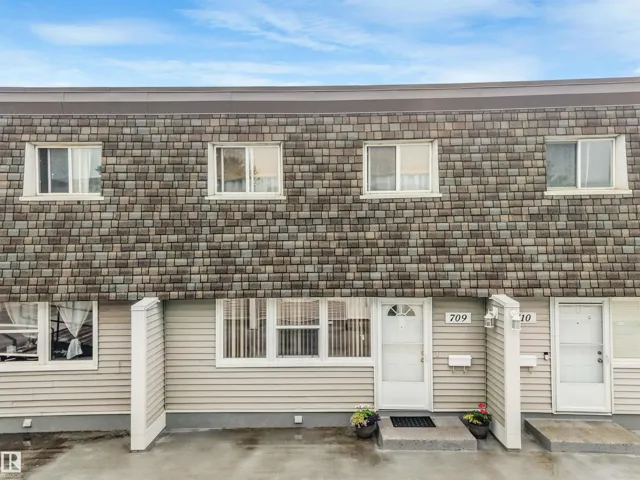 709 VILLAGE ON THE GREEN GR NW, Edmonton, Alberta T5A1H2