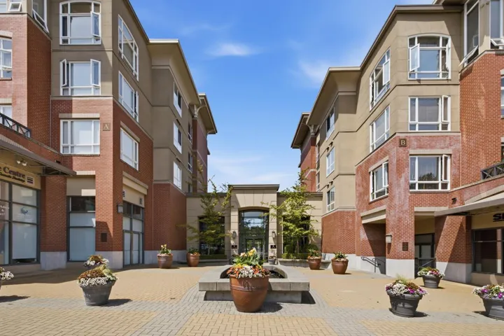 319 2970 KING GEORGE BOULEVARD, Surrey, British Columbia V4P0E6