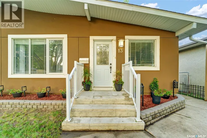 13 CARLETON DRIVE, Saskatoon, Saskatchewan S7H3N7