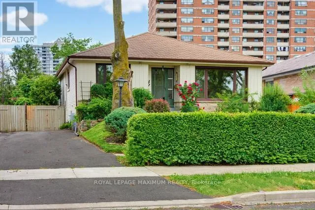 41 STRATHAVON DRIVE, Toronto (Mount Olive-Silverstone-Jamestown), Ontario M9V2H4
