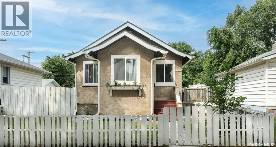 1223 C AVENUE N, Saskatoon, Saskatchewan S7L1K6