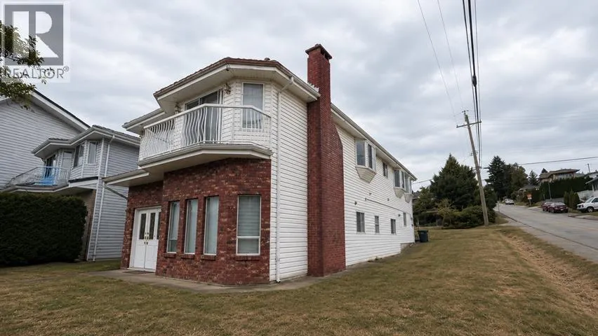 11 STRATFORD AVENUE, Burnaby, British Columbia V5B4X8