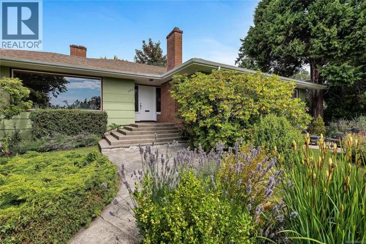1554 Montgomery Ave, Victoria, British Columbia V8S1T4