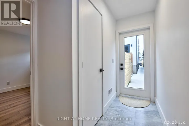 COACHHS - 50A LANARK AVENUE, Toronto (Oakwood Village), Ontario M6C2B4