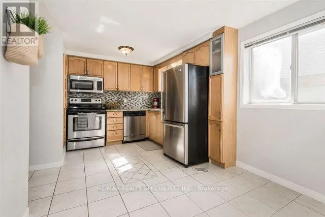 110 STEELES CRESCENT, Kitchener, Ontario N1R8C4