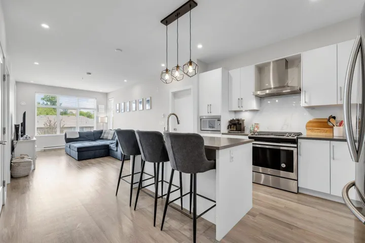 411 15436 31 AVENUE, Surrey, British Columbia V3Z1H3