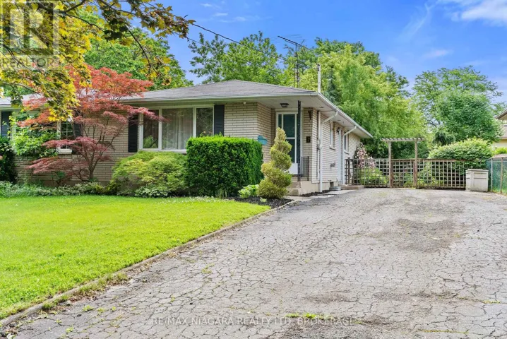 6 BEDFORD COURT, St. Catharines (Lakeport), Ontario L2N4C8