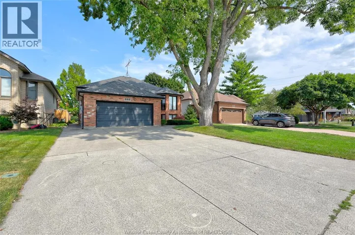 682 MICHAEL DRIVE, Tecumseh, Ontario N8N4N2