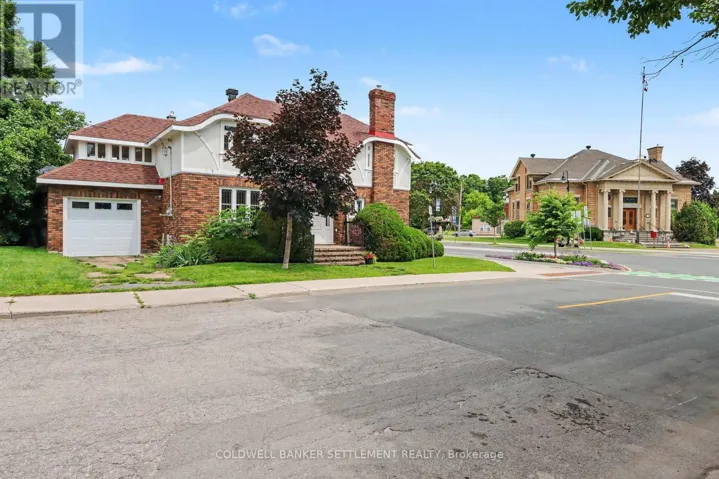 2 GLADSTONE AVENUE, Smiths Falls, Ontario K7H1L2