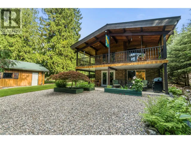 7420 Stampede Trail, Anglemont, British Columbia V0E1M8