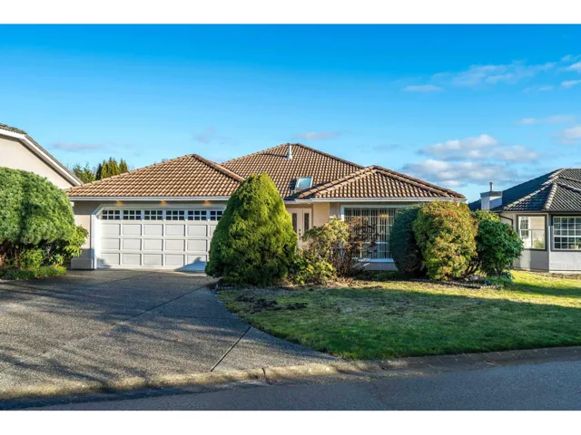 1035 KING GEORGE BOULEVARD, Surrey, British Columbia V4A9S7