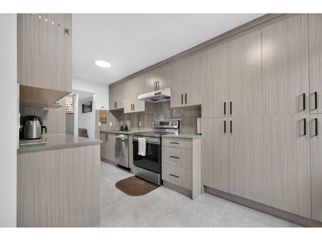121 9467 PRINCE CHARLES BOULEVARD, Surrey, British Columbia V3V7G1