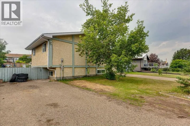 3811 52 Avenue, Ponoka, Alberta T4J1C8