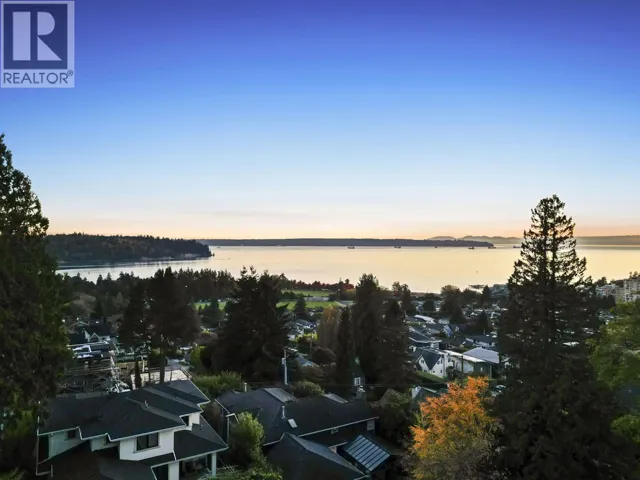 1066 FULTON AVENUE, West Vancouver, British Columbia V7T1N2