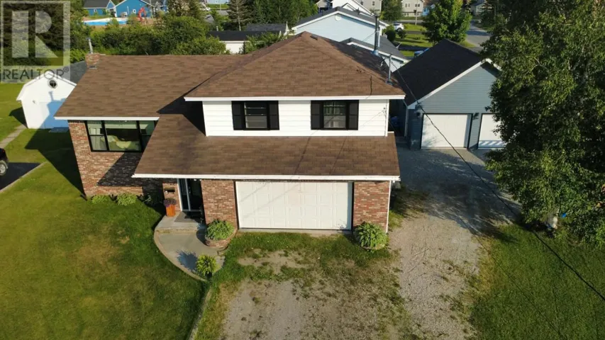 10 Castlewood Avenue, Pasadena, Newfoundland & Labrador A0L1K0