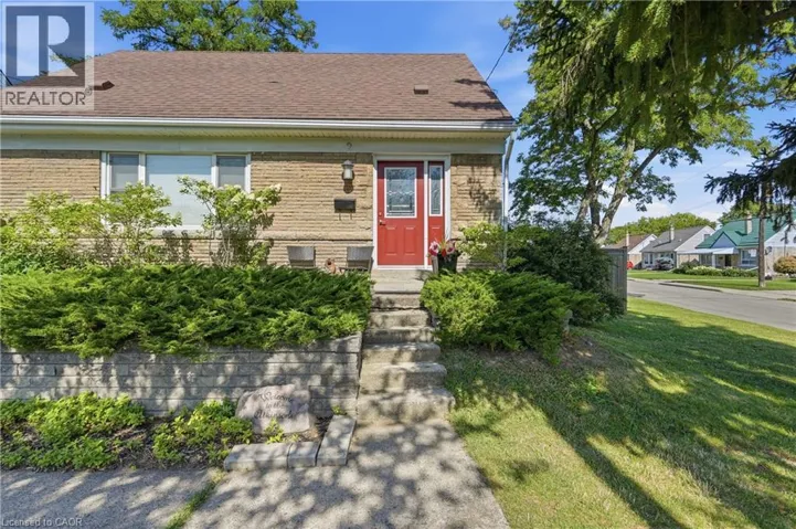 2 AINTREE Court, Hamilton, Ontario L8K4R9