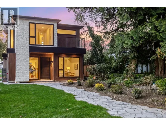1921 TATLOW AVENUE, North Vancouver, British Columbia V7P3A2