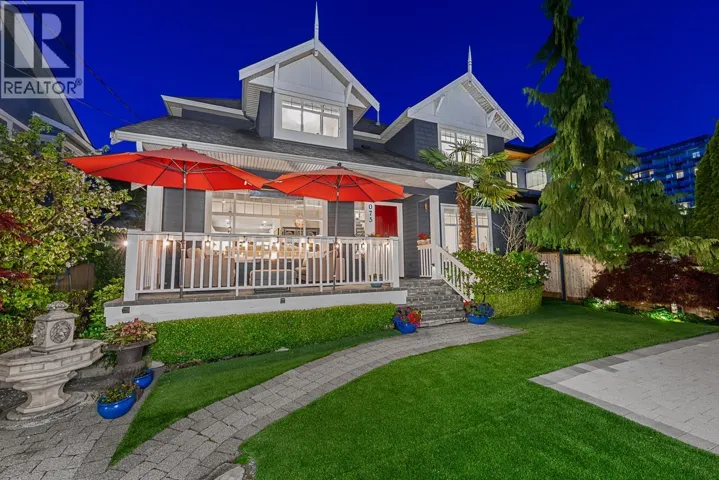 1075 ESPLANADE AVENUE, West Vancouver, British Columbia V7T1G2