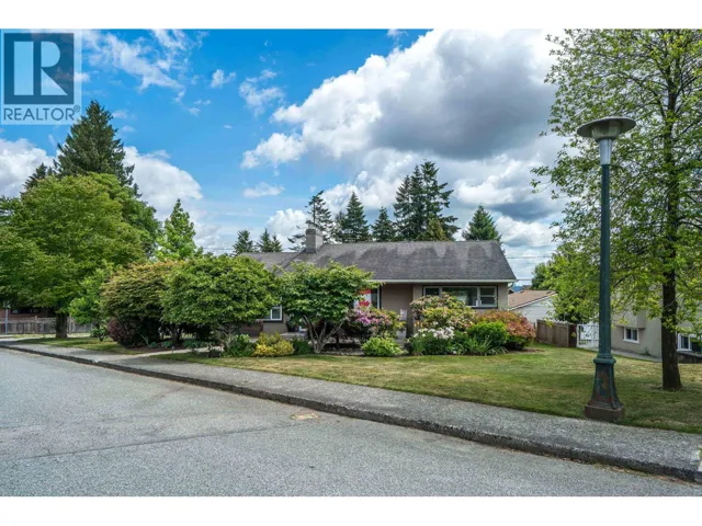 324 CHURCHILL AVENUE, New Westminster, British Columbia V3L4P6