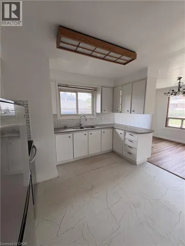 15 CHAMPLAIN Avenue, Hamilton, Ontario L8G2H5