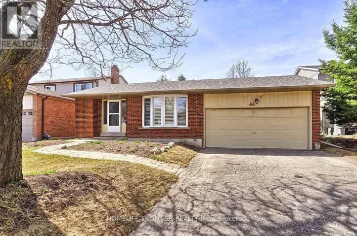44 RUTLEDGE AVENUE, Newmarket (Huron Heights-Leslie Valley), Ontario L3Y5T4