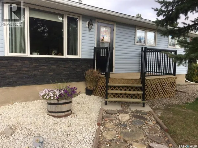 836 Peters AVENUE, Oxbow, Saskatchewan S0C2B0