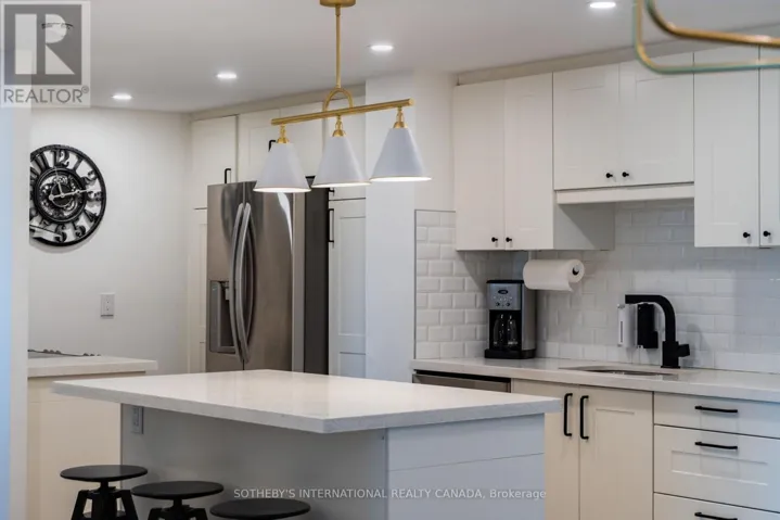 1110 - 812 BURNHAMTHORPE ROAD, Toronto (Markland Wood), Ontario M9C4W1