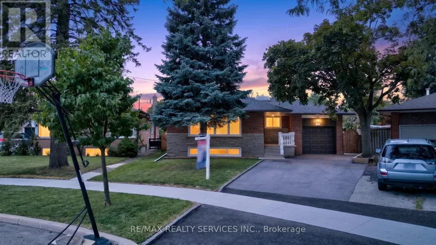 18 SPENCELY COURT, Toronto (Willowridge-Martingrove-Richview), Ontario M9P1N5