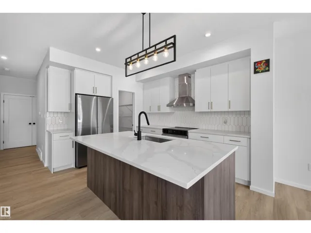 7722 174A AV NW, Edmonton, Alberta T5Z0W5