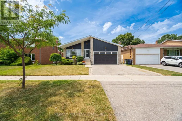 90 PECKHAM AVENUE, Toronto (Newtonbrook West), Ontario M2R2V5