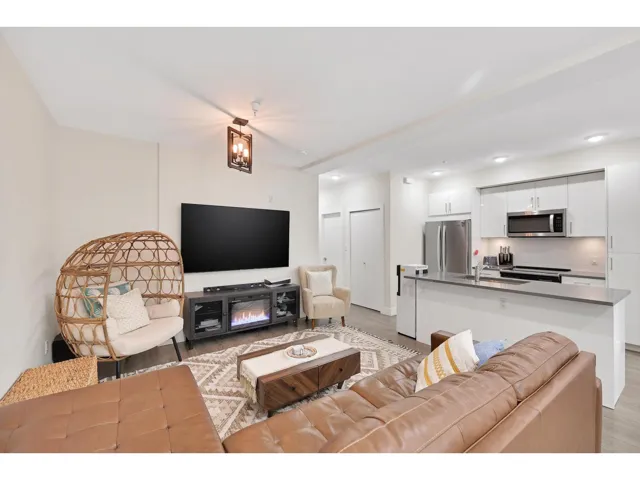 116 15351 101 AVENUE, Surrey, British Columbia V3R0G2