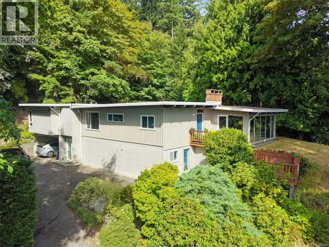 4902 Lochside Dr, Saanich, British Columbia V8Y2E6