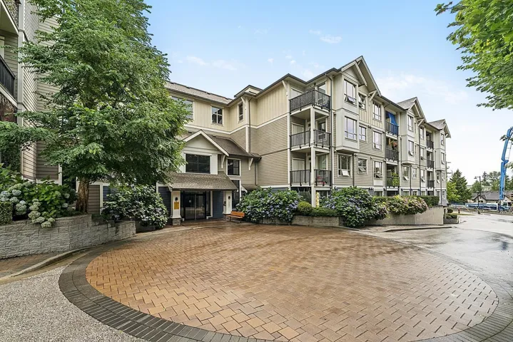 411 13897 FRASER HIGHWAY, Surrey, British Columbia V3T0G8