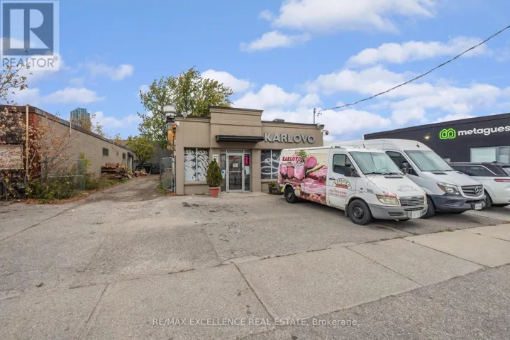 8 SIX POINT ROAD, Toronto (Islington-City Centre West), Ontario M8Z2W8