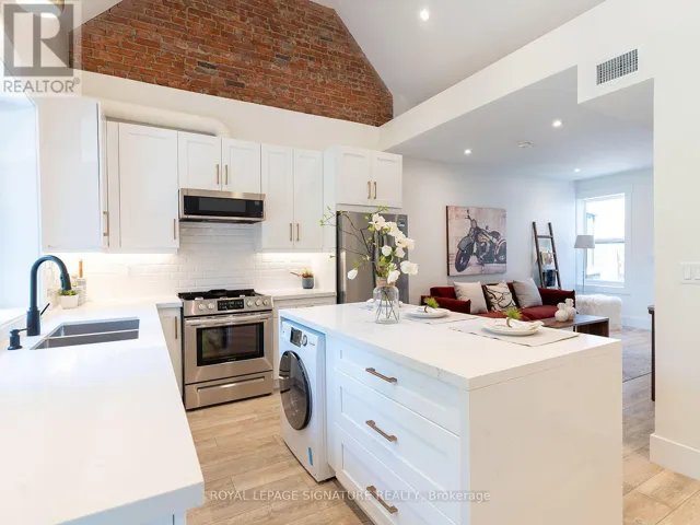 UPPER - 129 KENILWORTH AVENUE, Toronto (The Beaches), Ontario M4L3S7