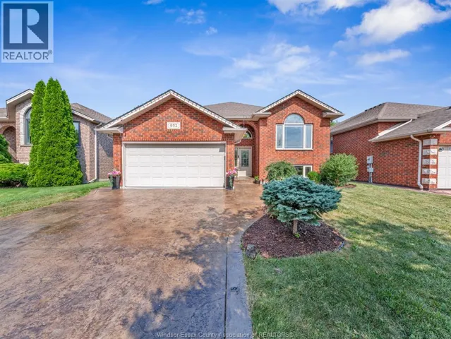 952 BANWELL, Windsor, Ontario N8P1J2