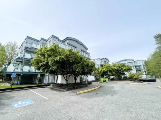 401 14885 100 AVENUE, Surrey, British Columbia V3R0W1