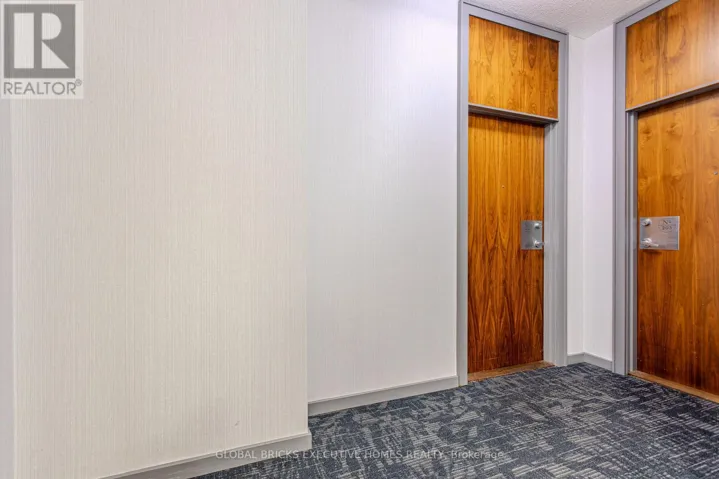 33 ELM DRIVE W, Mississauga (Mississauga Valleys), Ontario L5B4M2