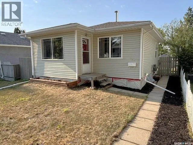 938 Iroquois STREET W, Moose Jaw, Saskatchewan S6H5B6