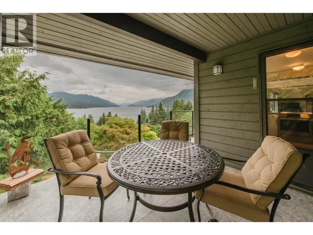 6950 PORPOISE DRIVE, Sechelt, British Columbia V7Z0C8