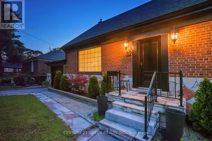 32 CASTLEBAR ROAD, Toronto (Stonegate-Queensway), Ontario M8Z2J5