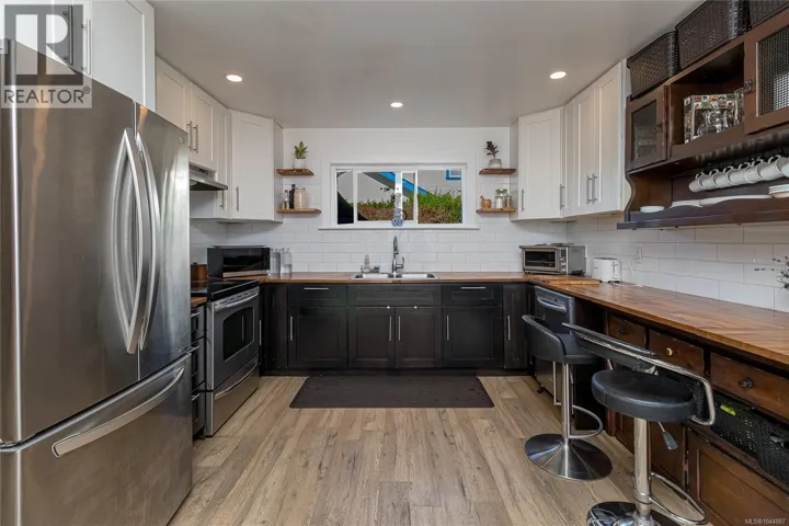862 Canterbury Rd, Saanich, British Columbia V8X3E6