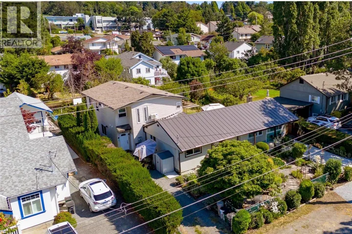 862 Canterbury Rd, Saanich, British Columbia V8X3E6