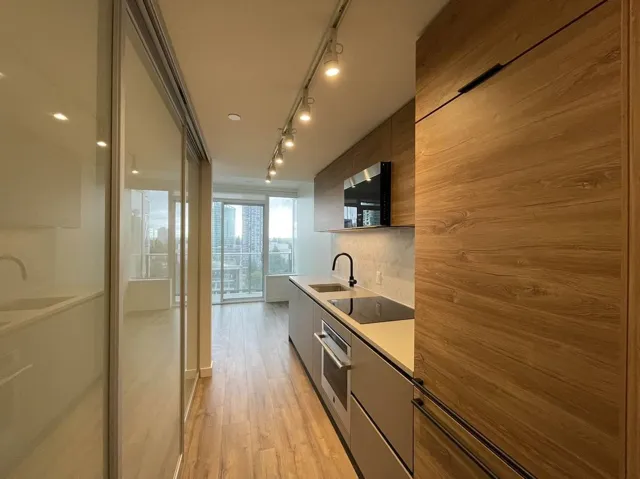 16XX 13428 105 AVE, Surrey, British Columbia V3T4B2