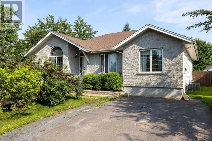 757 Porcupine BLVD, Thunder Bay, Ontario P7C5Y9