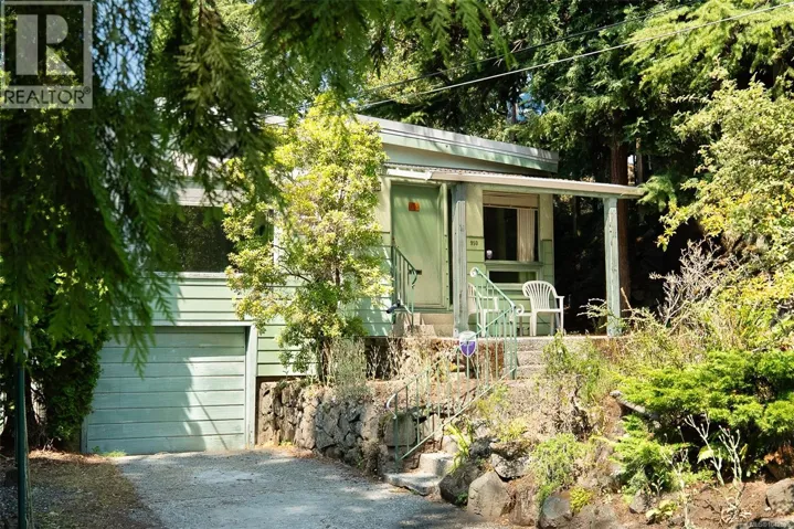 950 Dunn Ave, Saanich, British Columbia V8X2Z4