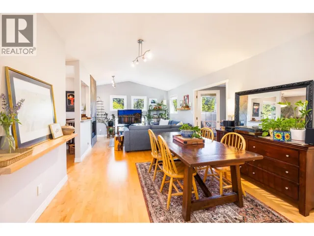 303 1528 BOWSER AVENUE, North Vancouver, British Columbia V7P2Y3