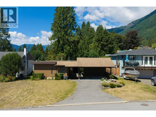 4568 MARINEVIEW CRESCENT, North Vancouver, British Columbia V7R3P2